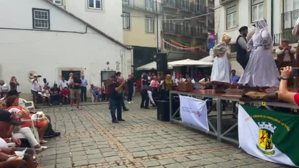 リスボンの古いアルファマ広場で伝統的な衣装で舞台に立つポルトガル人 — ストック動画
