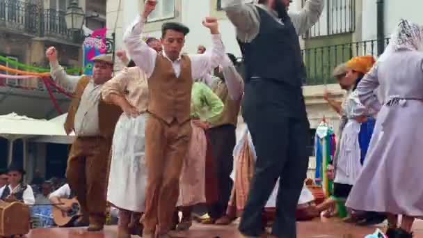 在里斯本的Alfama广场 葡萄牙人穿着传统服装在舞台上跳舞 — 图库视频影像