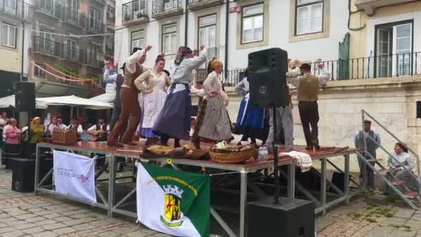 Portugiser Dansar Scen Med Traditionella Kostymer Det Gamla Alfamatorget Lissabon — Stockvideo