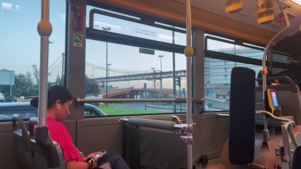 Mujer Mirando Teléfono Inteligente Durante Viaje Tranvía Lisboa — Vídeo de stock