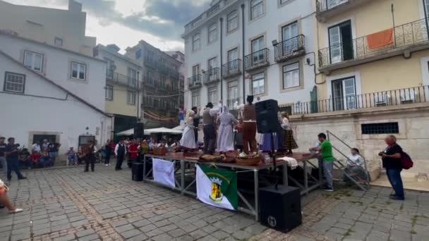 Португальцы Танцуют Сцене Традиционных Костюмах Старой Площади Алфама Лиссабоне — стоковое видео