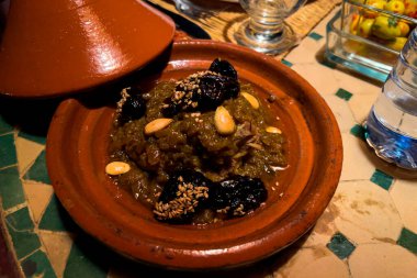 Gece yarısı hasır lambalı bir yemek masasında.