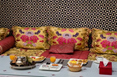 Fas kahvaltısı Fas 'ın eski Medine' sinde lüks bir yerde servis edilir.