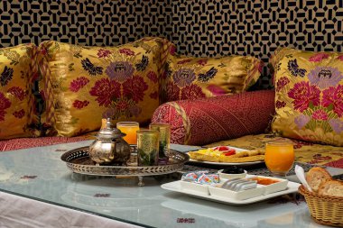 Fas kahvaltısı Fas 'ın eski Medine' sinde lüks bir yerde servis edilir.