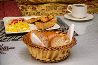 Fas kahvaltısı Fas 'ın eski Medine' sinde lüks bir yerde servis edilir.