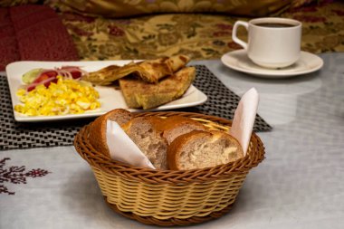 Fas kahvaltısı Fas 'ın eski Medine' sinde lüks bir yerde servis edilir.