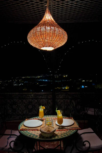 Esstisch Mit Weidenlampe Der Nacht Auf Der Terrasse Eines Riads — Stockfoto