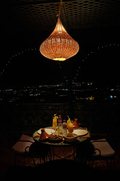 Gece Yarısı Hasır Lambalı Bir Yemek Masasında — Stok fotoğraf