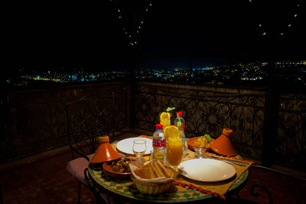 Stół Wikliny Lampy Nocy Tarasie Riad — Zdjęcie stockowe