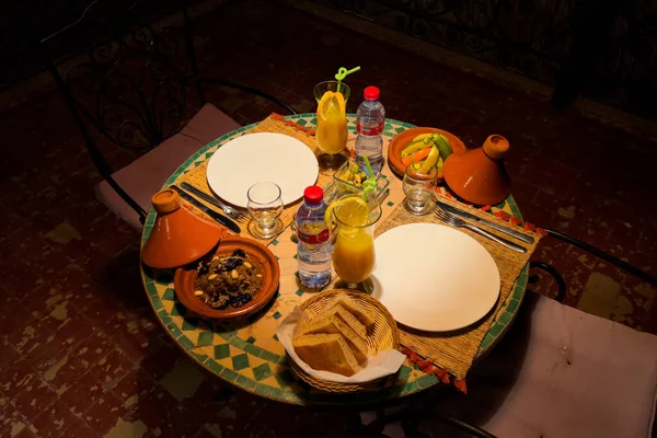 Stół Wikliny Lampy Nocy Tarasie Riad — Zdjęcie stockowe