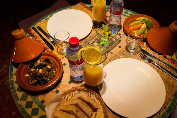 Vacsoraasztal Fonott Lámpával Éjszaka Egy Riad Teraszán — Stock Fotó