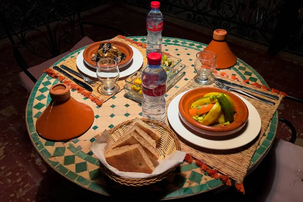 Vacsoraasztal Fonott Lámpával Éjszaka Egy Riad Teraszán — Stock Fotó