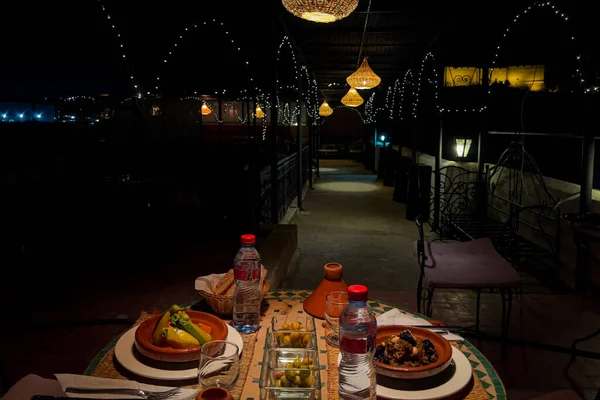 Table Manger Avec Lampe Osier Nuit Sur Terrasse Riad — Photo