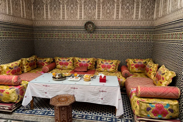 페즈의 메디나에 리자드 안에서 식사를 모로코 사람들 — 스톡 사진