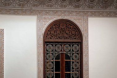 Avlunun ortasında küçük bir çeşme olan geleneksel bir şenliğin güzel bir iç mekanı.