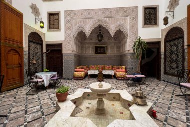 Avlunun ortasında küçük bir çeşme olan geleneksel bir şenliğin güzel bir iç mekanı.