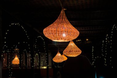 Fes 'teki bir ayaklanmanın terasında asılı duran Wicker lambaları.