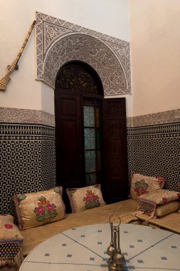 Eski bir Riad 'ın içinde geleneksel Fas oturma odası