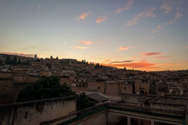 Fez 'deki eski Medine manzarası. Arkasında günbatımı gökyüzü var.