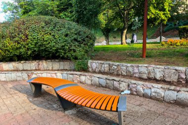 Halka açık bir parkta modern ahşap bank