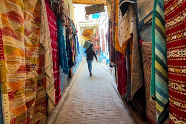 Geleneksel Fas halıları Fez 'in Medine' sindeki sokak pazarında asılı.