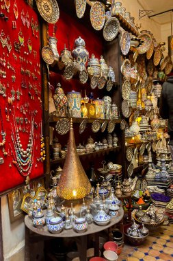 Fes 'in eski Medine' sinde bir pazarın içinde antika eşyalar. 