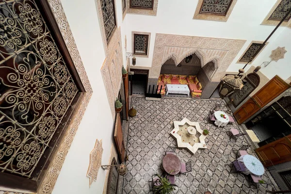 Hermoso Interior Riad Tradicional Con Una Pequeña Fuente Centro Del — Foto de Stock