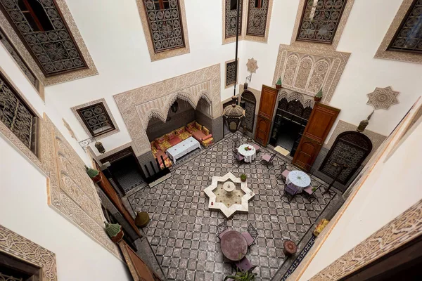 Hermoso Interior Riad Tradicional Con Una Pequeña Fuente Centro Del — Foto de Stock