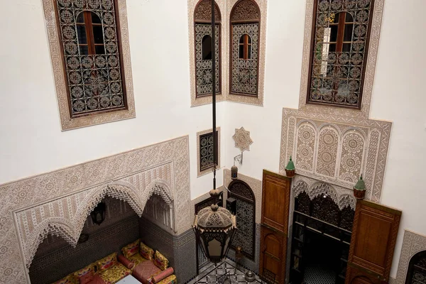 Prachtig Interieur Van Een Traditionele Riad Met Een Kleine Fontein — Stockfoto