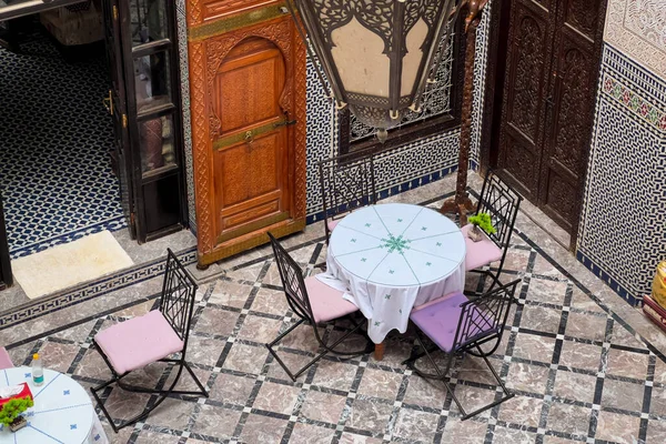 페즈에 전통적 전시장 뜰에서 의자가 둘러앉아 테이블 — 스톡 사진