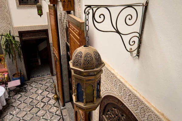 Tradiční Marocké Lucerna Lampa Visí Zdi Uvnitř Riad Maroku — Stock fotografie