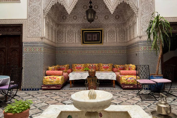 Hermoso Interior Riad Tradicional Con Una Pequeña Fuente Centro Del —  Fotos de Stock
