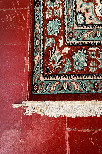 Alfombra Marroquí Sobre Suelo Pintado Rojo — Foto de Stock