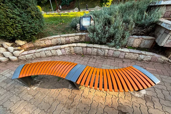 Moderní Dřevěná Lavička Veřejném Parku — Stock fotografie