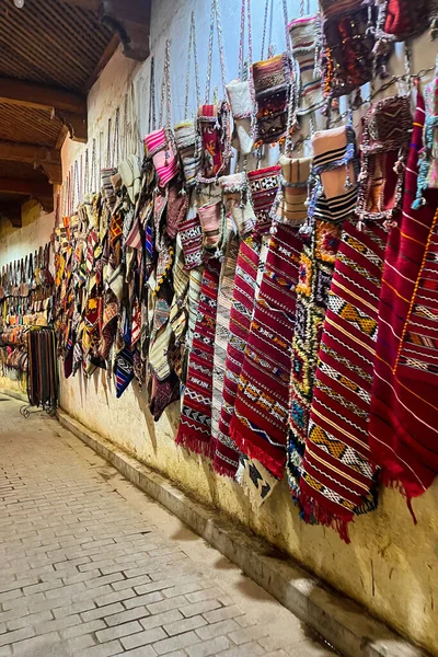 Tapis Traditionnels Marocains Suspendus Sur Marché Rue Dans Médina Fès — Photo