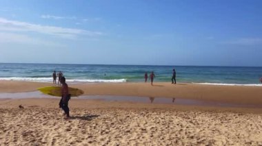 İnsanlar Carcavelos, Portekiz sahillerinde eğleniyorlar.