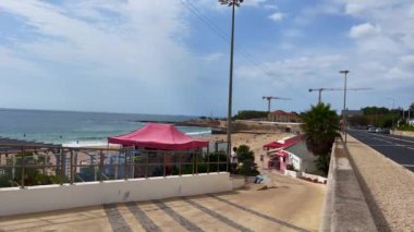 İnsanlar Carcavelos, Portekiz sahillerinde eğleniyorlar.