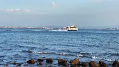 Lizbon 'daki Tagus Nehri' nden feribot kalkıyor.