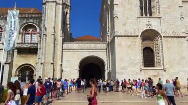 Lizbon 'daki Hieronymite Manastırı' nı ziyaret eden turistler