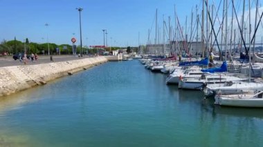 Lizbon 'un Santa Maria de Belem bölgesindeki yat limanına yanaştılar.