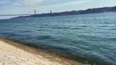 Lizbon 'daki Ponte 25 de Abril Köprüsü