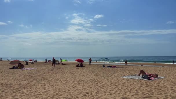 Люди Проводящие Время Пляже Каркавелуше Португалия — стоковое видео