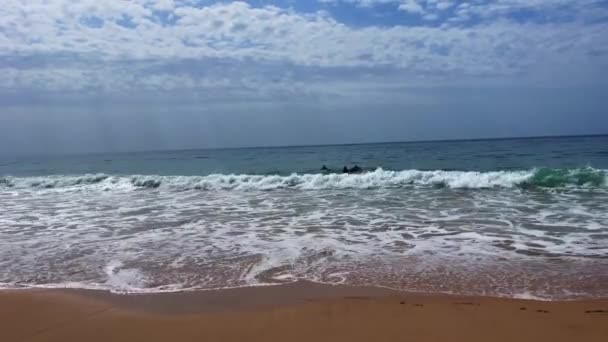 Pessoas Desfrutando Seu Tempo Praia Carcavelos Portugal — Vídeo de Stock
