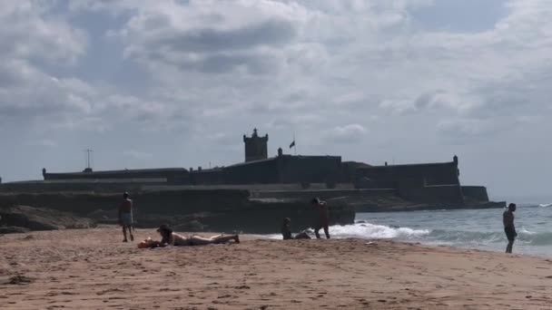 Orang Orang Menikmati Waktu Mereka Pantai Carcavelos Portugal — Stok Video