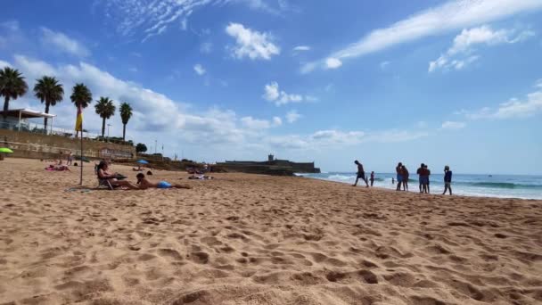 Personas Disfrutando Tiempo Playa Carcavelos Portugal — Vídeo de stock