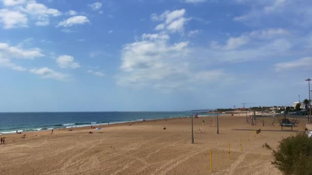Άνθρωποι Απολαμβάνουν Χρόνο Τους Στην Παραλία Στην Carcavelos Πορτογαλία — Αρχείο Βίντεο