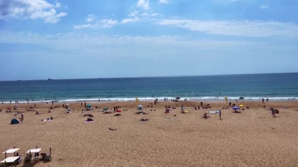 Människor Njuter Sin Tid Stranden Carcavelos Portugal — Stockvideo