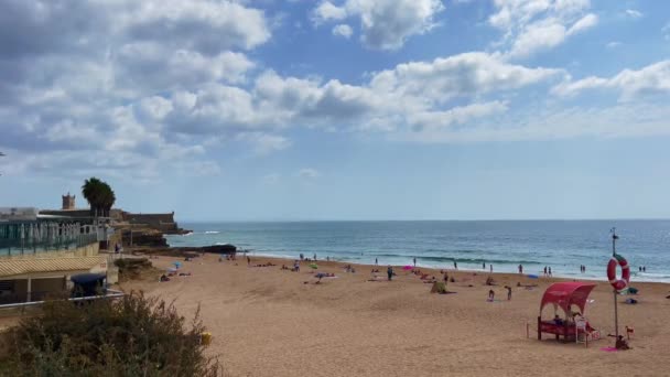 ポルトガルのカルカベロスのビーチで時間を楽しむ人々 — ストック動画