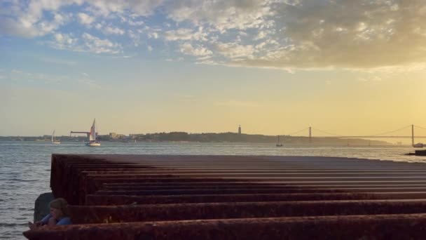 Hajók Hajóznak Tagus Folyón Lisszabonban — Stock videók