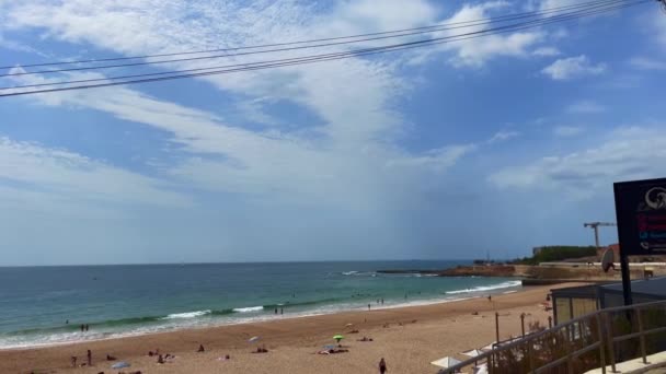 포르투갈의 벨로스 해변에서 즐거운 시간을 보내는 사람들 — 비디오